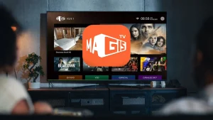 Dos personas disfrutan de una transmisión en directo en una televisión con la aplicación MagisTV mostrando contenido como Discovery World HD y Beartown en vivo.